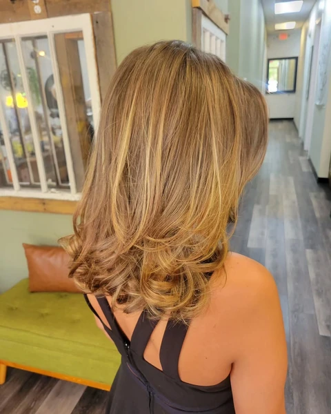 Layered blonde cut with movement